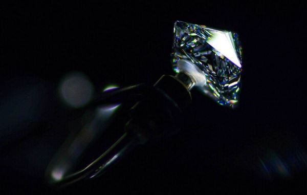 Твердость алмазов связали с уникальным поведением электронов в их кристаллах
<p>