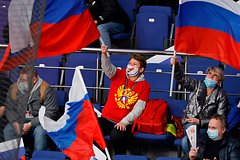 Фаната заставили снять футболку с надписью «Россия» на чемпионате мира по хоккею