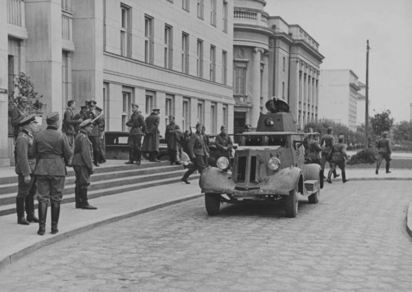 Встреча советского офицера и офицеров штаба 10 танковой дивизии Вермахта. Брест, сентябрь 1939 г.