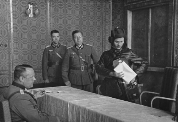 Встреча советского офицера и офицеров штаба 10 танковой дивизии Вермахта. Брест, сентябрь 1939 г.