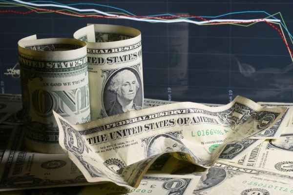 Курс доллара на открытии торгов Мосбиржи упал до 76 рублей 